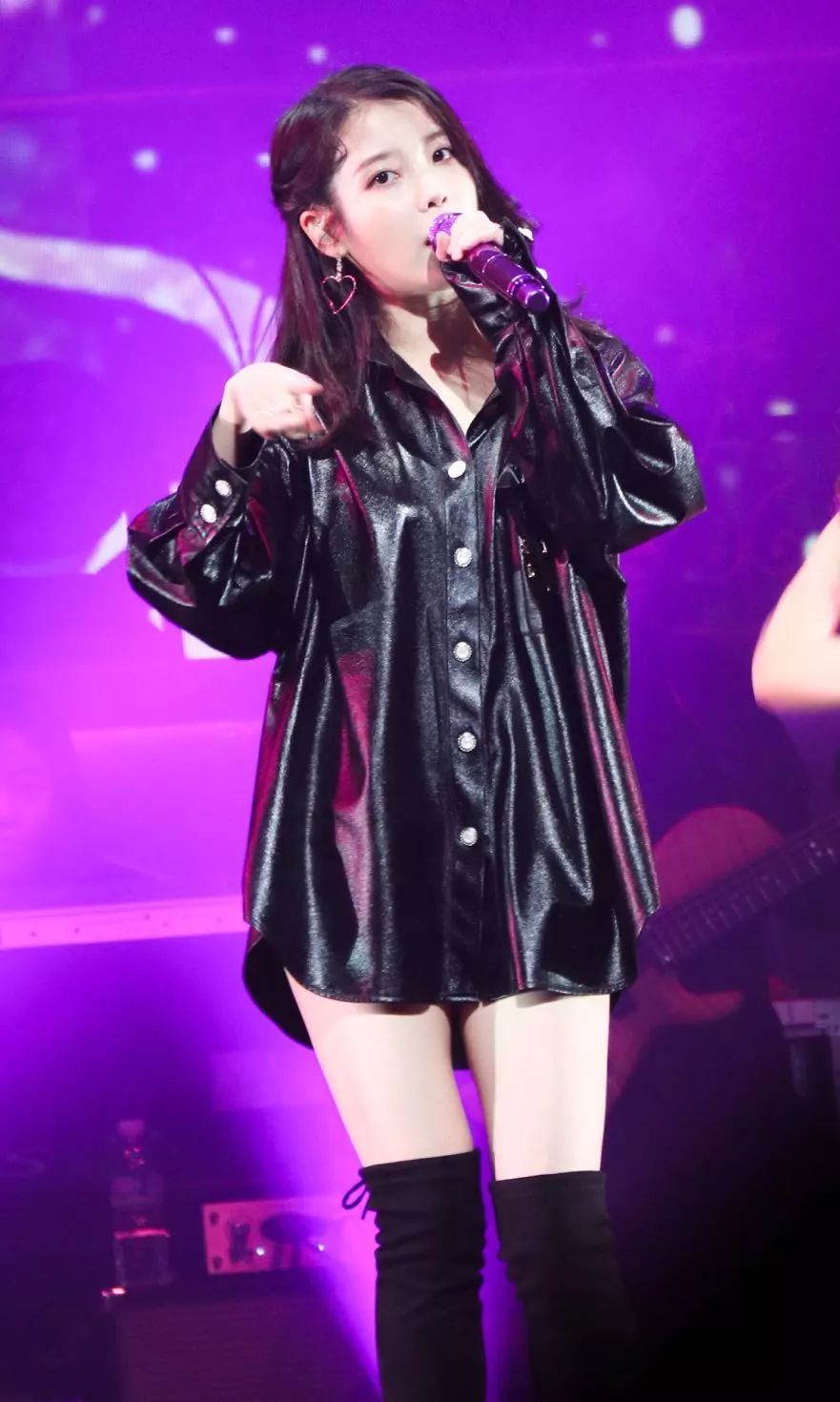 小个子iu济州岛旅游,头戴雷锋帽穿毛衣的样子太可爱了!