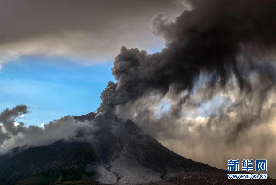 印尼锡纳朋火山喷发