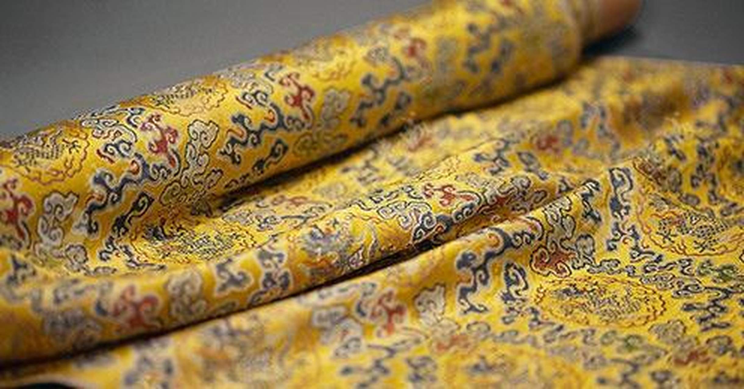 南京云锦织金饰约始于元代,而彩色妆花织金饰则盛于明清两代.