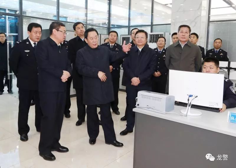 近日,黑龙江省副省长,公安厅厅长毕宝文深入大庆市公安机关调研指导