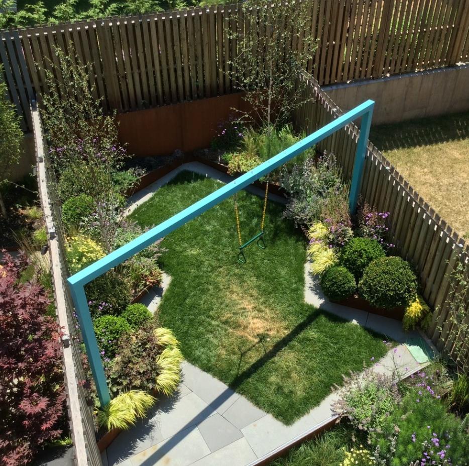 庭院设计:以不规则草坪为主题的长条形别墅洋房花园,很美很实用