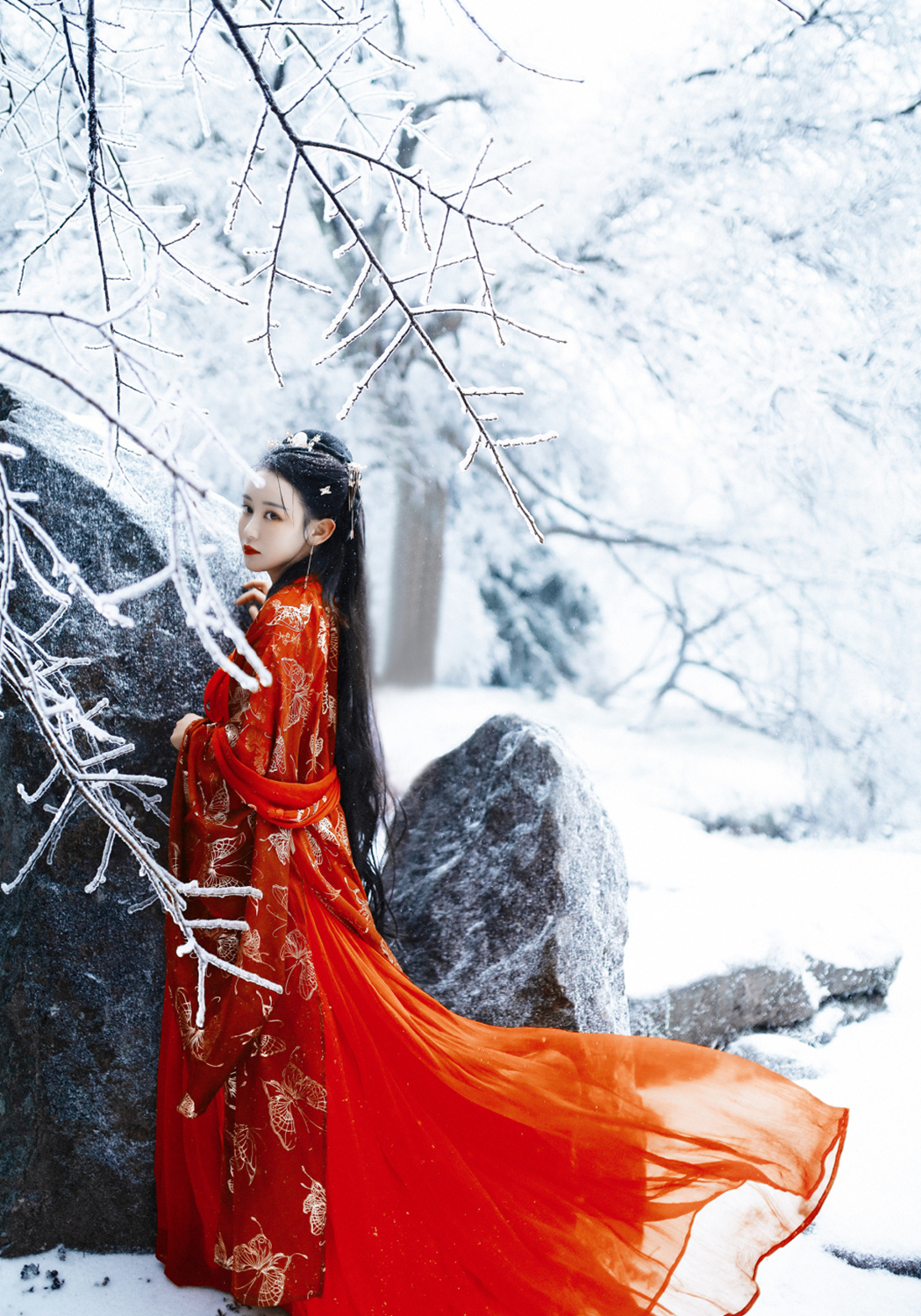 古风小姐姐:君埋泉下泥销骨,我寄人间雪满头