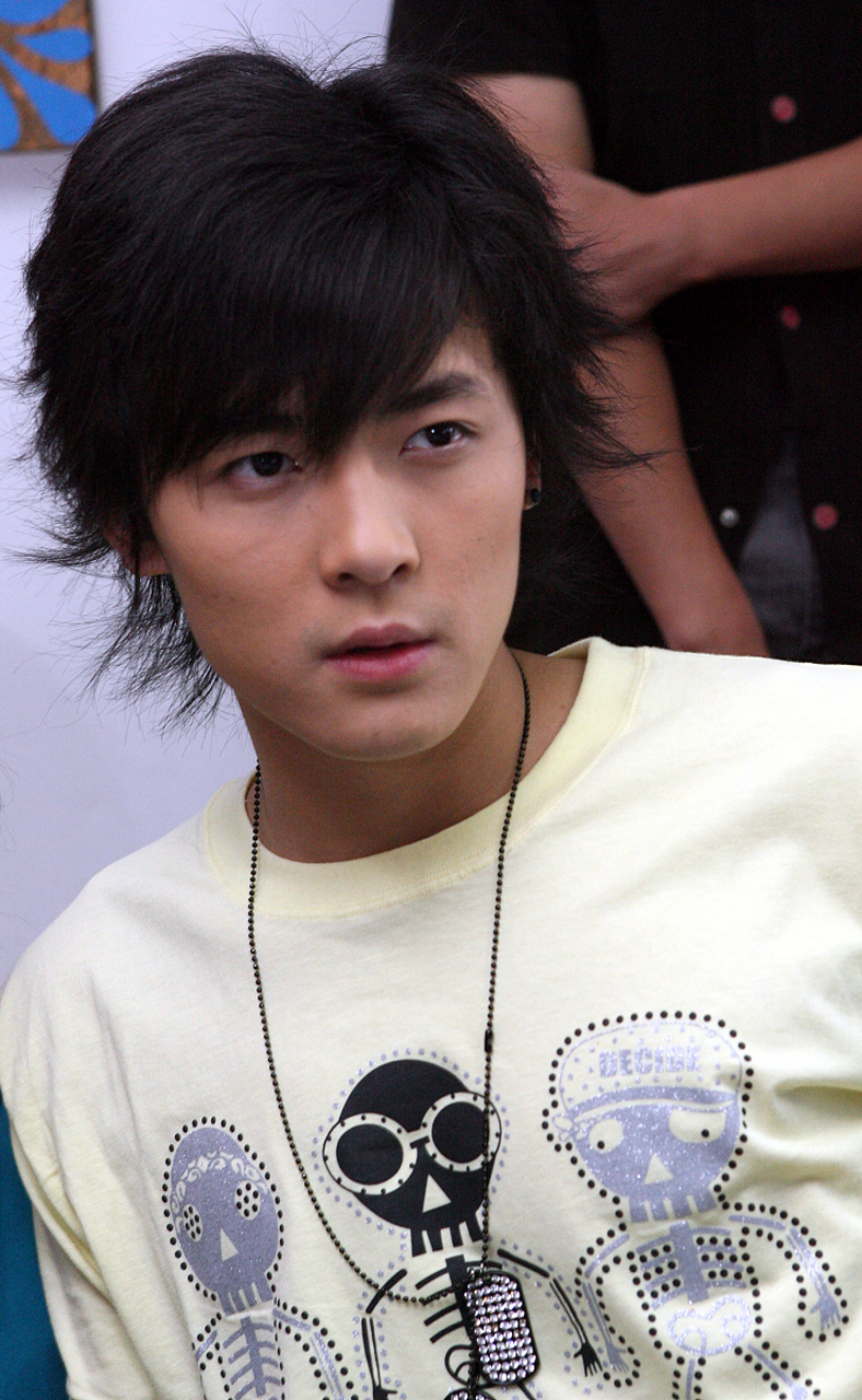 在这组照片中,付辛博身着黑色系服装,搭配破碎感的妆容,将他的五官