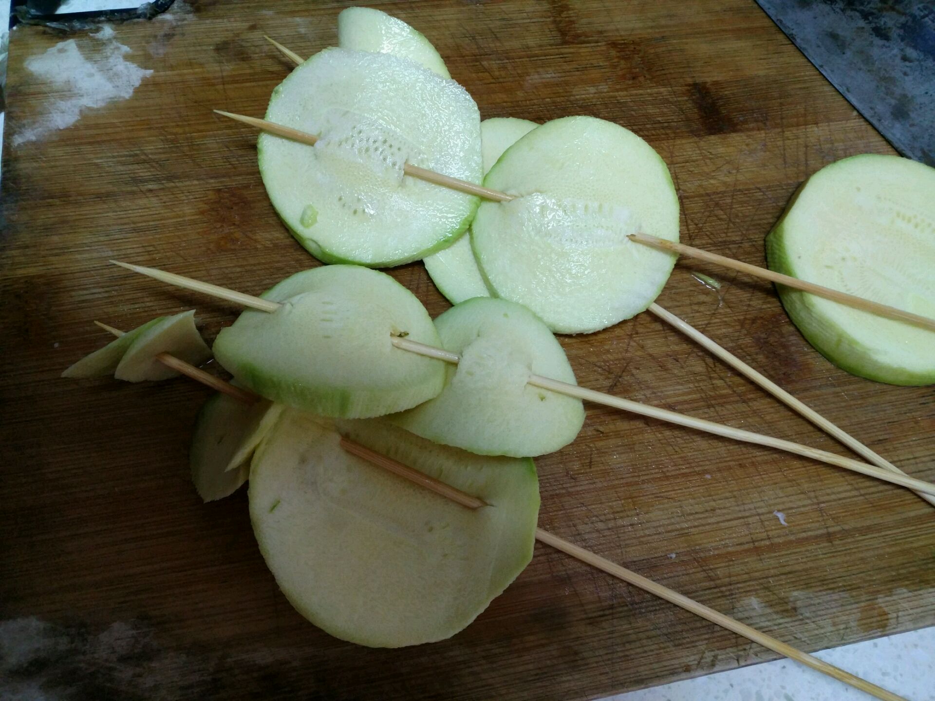 瓜片串好. 第9步