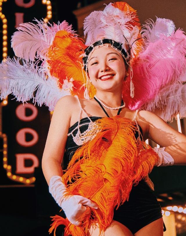 辣目洋子挑战男人装,机器人制服大秀曲线,胖女孩原来能这么性感