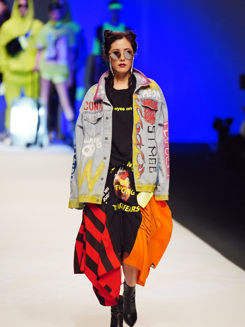 曾黎嘻哈风走秀,涂鸦牛仔夹克配拼接裙,"牛角辫"太减龄了