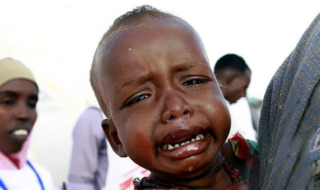 非洲母亲和孩子等待救援物资,悲伤的眼泪值得让人同情