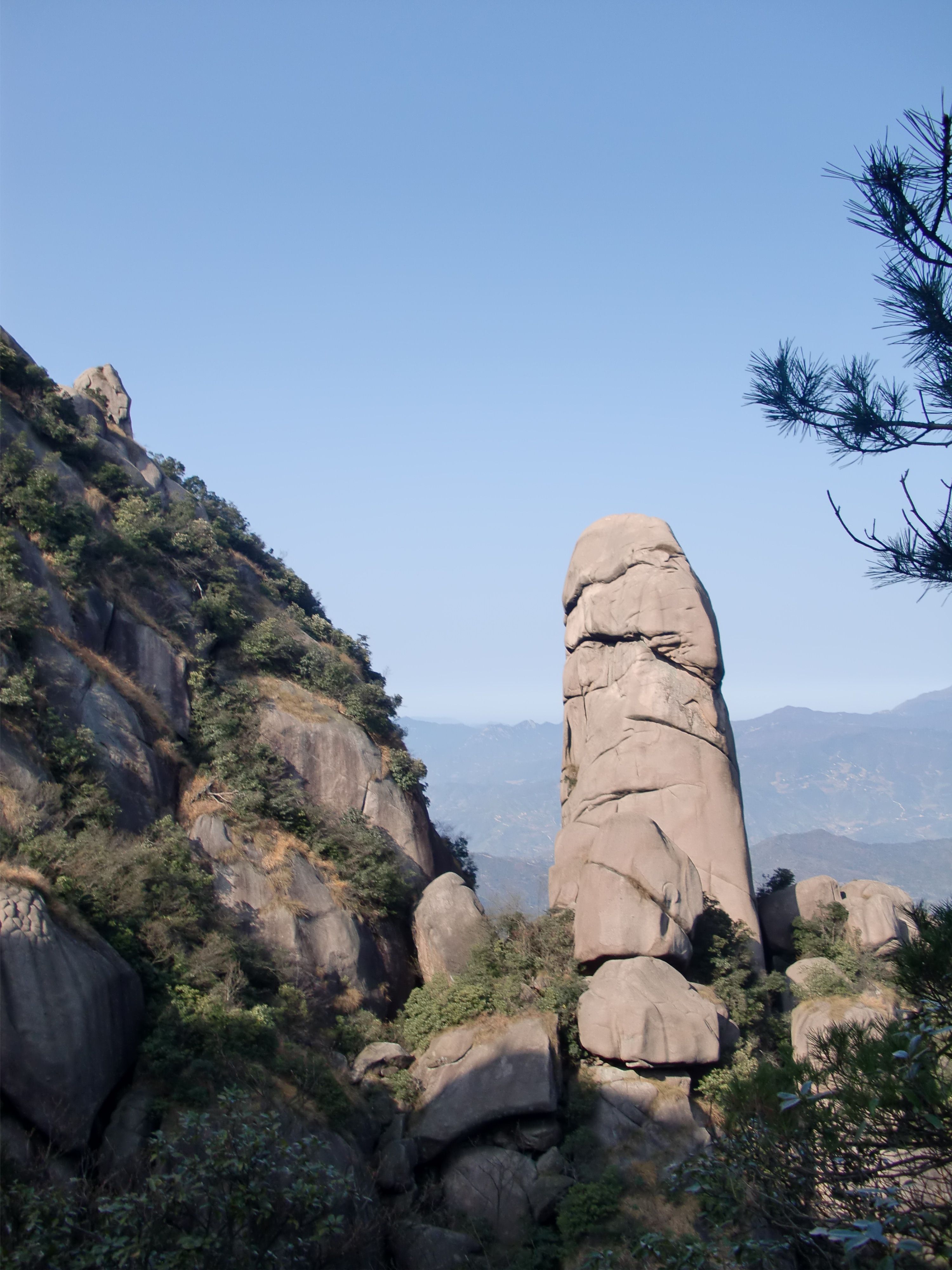 饶灵山:饶灵山,如同一幅自然的山水画,春风袭来,阳光明媚
