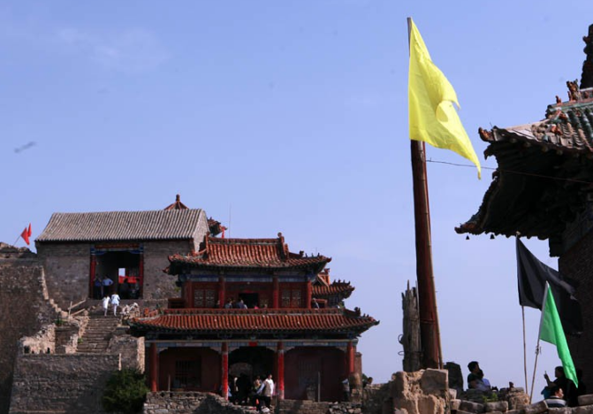 山西洪洞有座像布达拉宫的青龙山 日本人炮轰留下了很多断壁