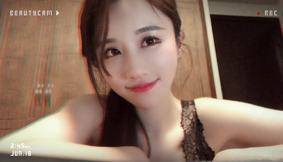 轩子巨2兔酒店换晚礼服,还抬腿亲自己的脚丫,直播间立马被封!