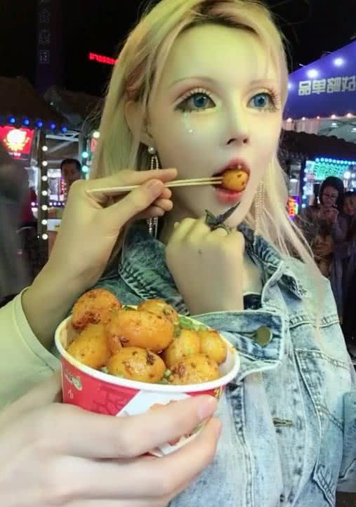 "芭比"迪丽拉究竟有没有整容?看她吃这个东西的动作就知道了