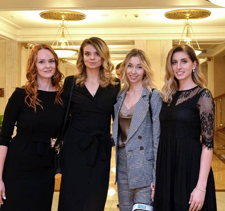 近日,俄罗斯豪门俱乐部莫斯科迪纳摩举行酒会活动,冈察洛娃,谢尔班,费