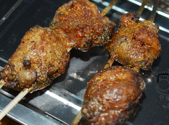 美食:烤油包腰15元一串,流着油带着香味,看着吓人却美味