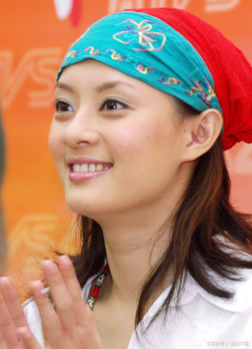 孙俪也知道自己的额头不好看,巧妙用块头巾给遮起来了!