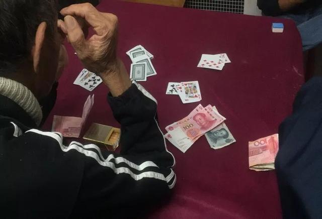 西宁8人赌博被抓!现场查获赌资