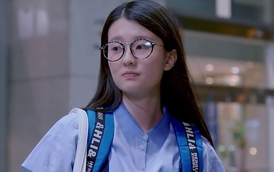 都市剧《欢乐颂》:该剧改编自阿耐的同名小说,讲述了各自携带过往和