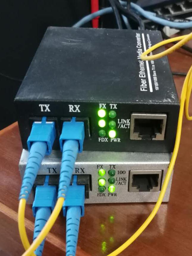 状态指示灯 以下为百兆光纤收发器通电以及插上光纤,网线后的指示灯