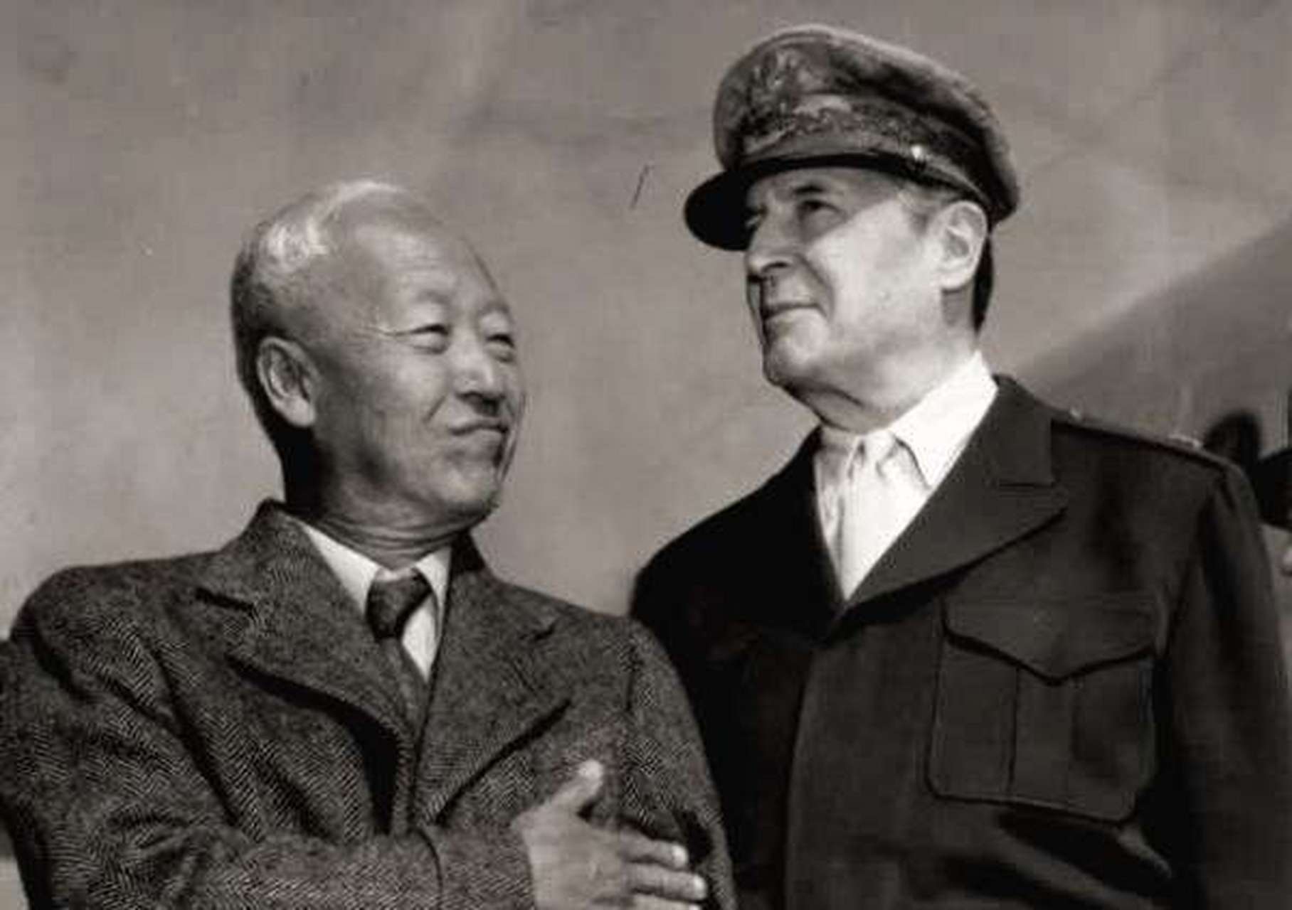 【美国五星上将和韩国总统】作为联合国军总司令的麦克阿瑟,在朝鲜