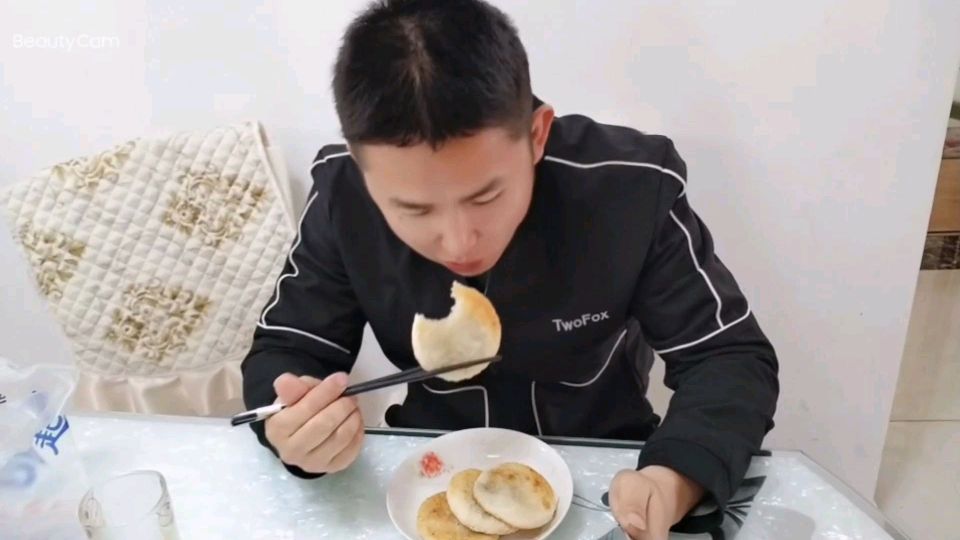 湖北孝感特产绿豆糍粑,全家人的最爱煎,炸,煮,烤,爱不释口