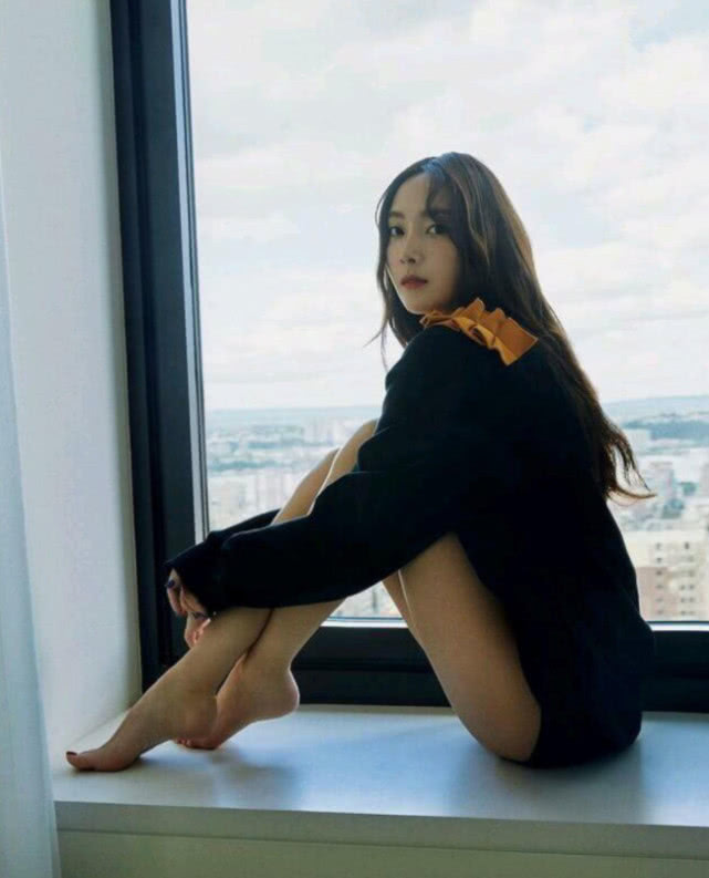 女明星变身名媛,郑秀妍出街富婆范十足,女人有钱就变坏?