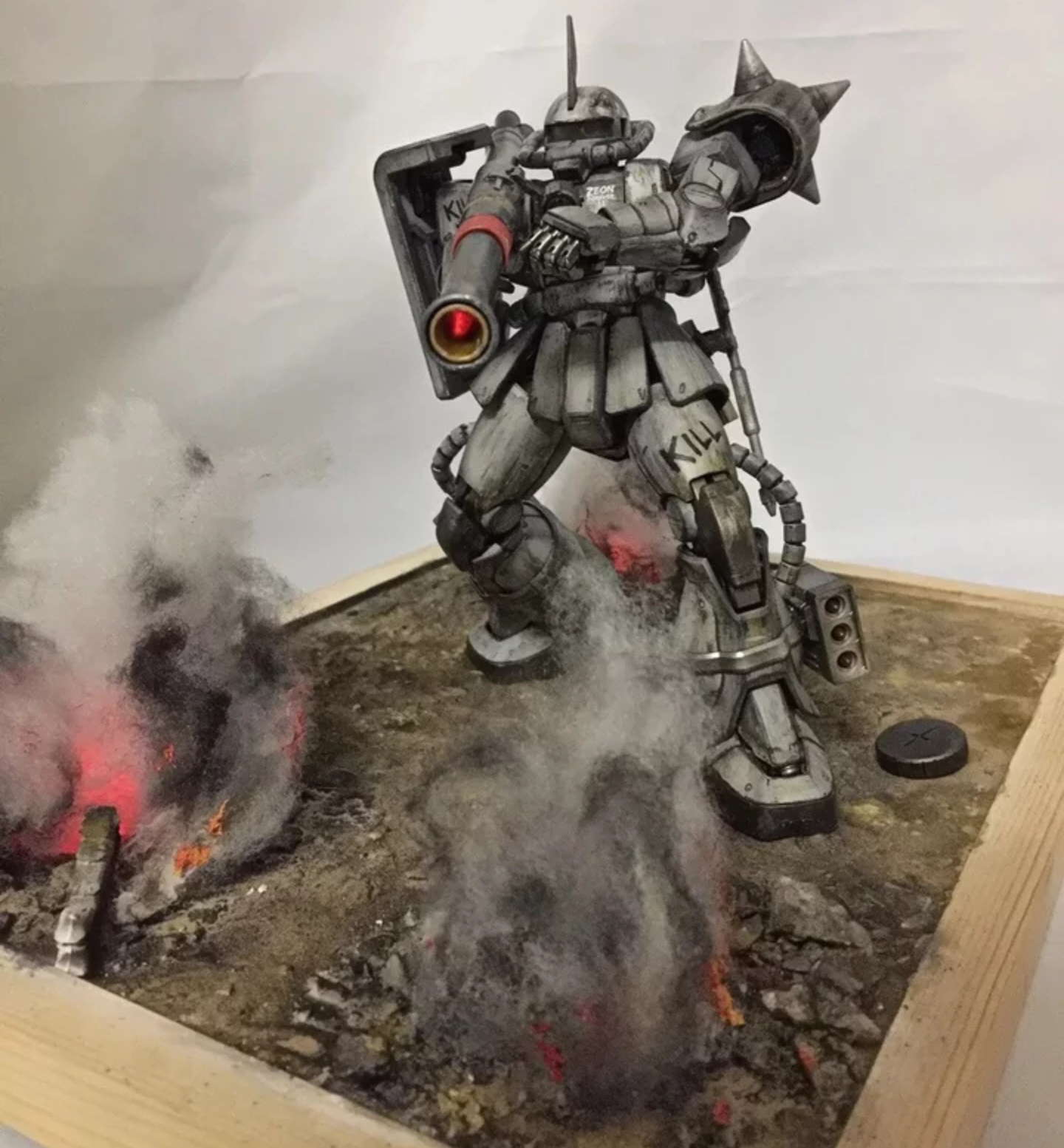 高达模型场景:炮火中的战神!白色食人魔