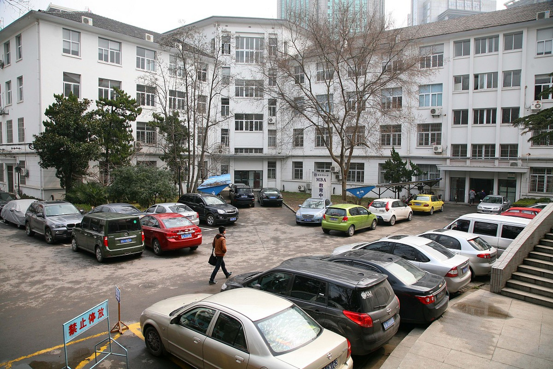 陕西咸阳的公租房小区古渡家园存在多种问题,多名市民通过中介办理公