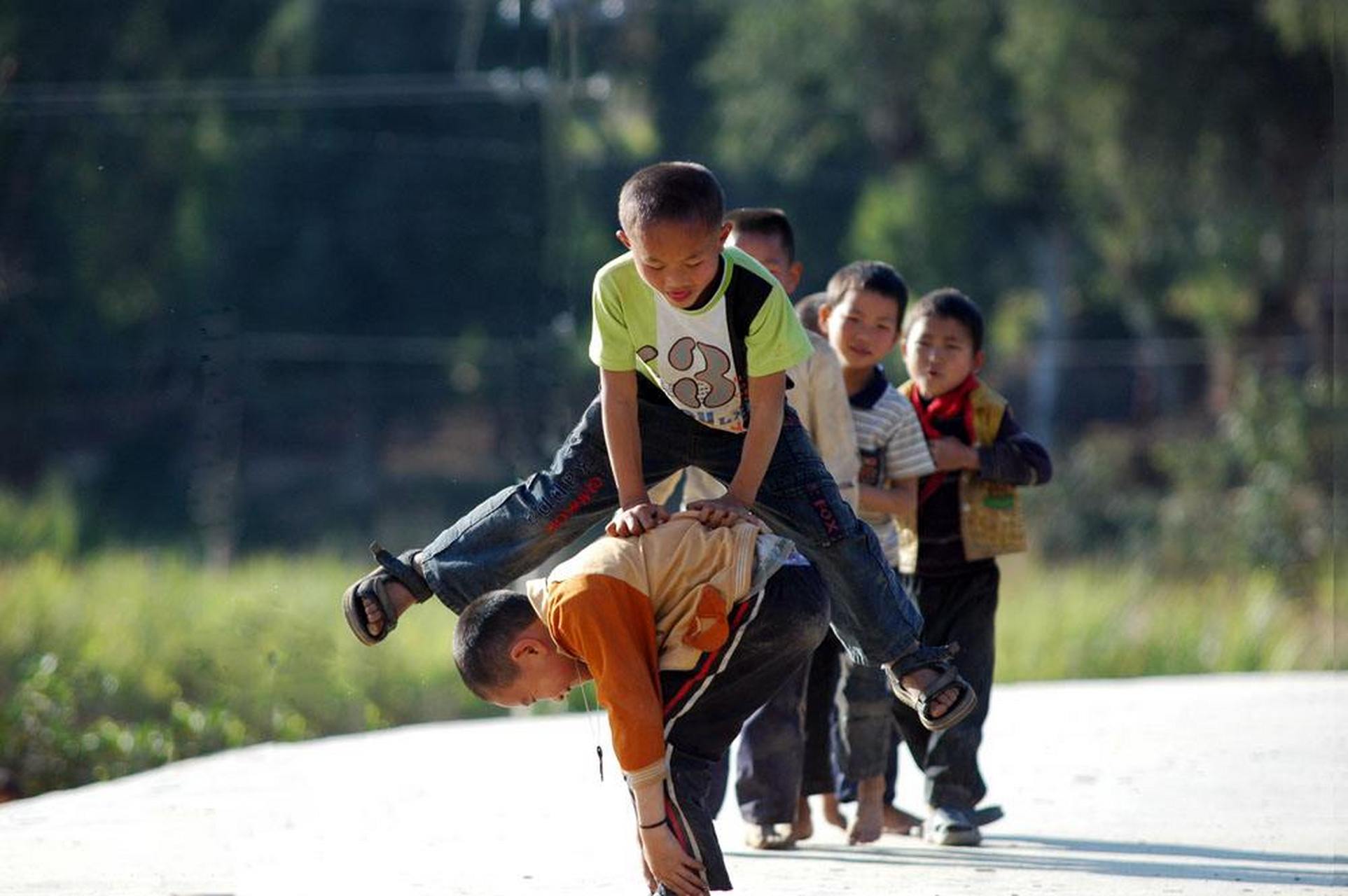 跳山羊(别的地方估计叫法不同),运动现在学校都看不到了,我们童年最爱