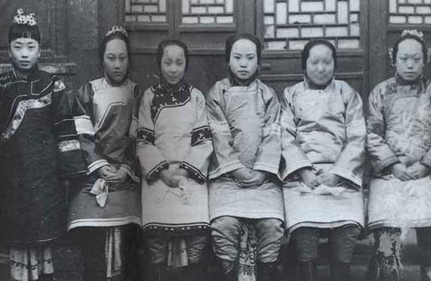 清朝老照片:离开皇宫的宫女,小贩叫卖炒栗子