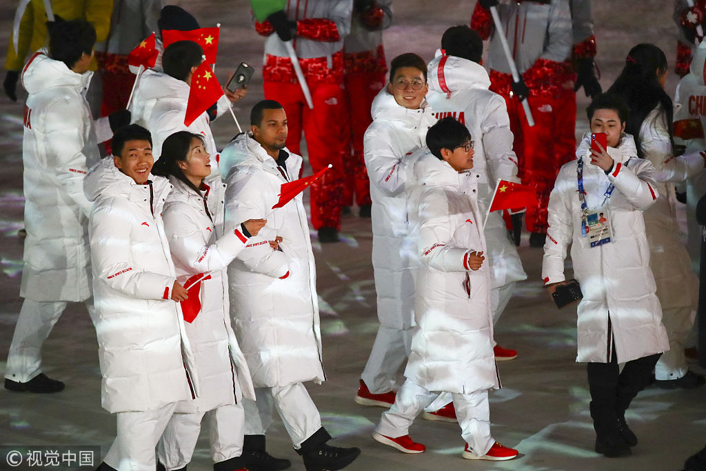 2018平昌冬奥会闭幕式:中国代表团入场 韩聪/隋文静托举吸睛