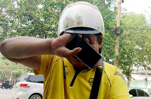 外卖小哥因按门铃,被顾客打电话批评,一气之下拿走订单