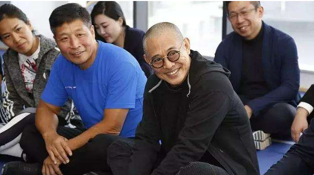 家人悲痛欲绝,李连杰和二哥李连利的关系特别好,他在二哥得灵堂前潸然