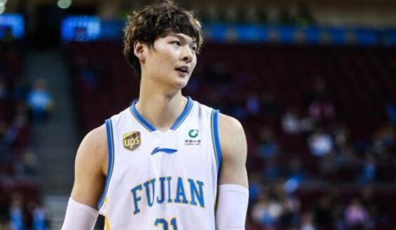 福建男篮伍佰兰,短发干练气质冷艳,被称cba最美老板