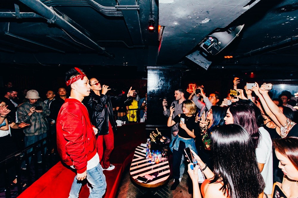 独立音乐人蔡诗芸dizzydizzo上海音乐现场快闪  为歌迷"自制创口贴"