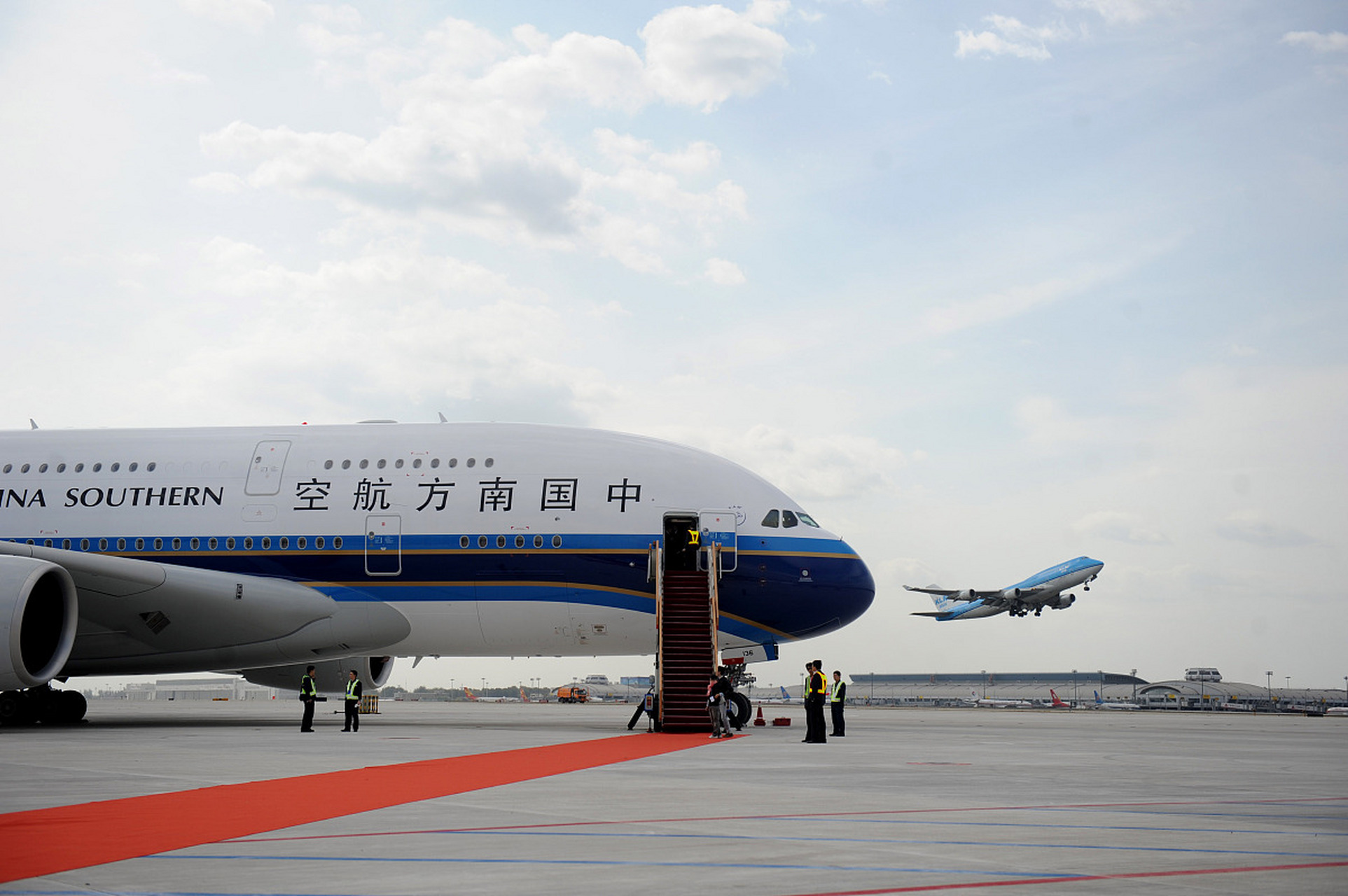 南航一航班起飞前空乘坠落# 飞机起飞前空乘怎么能坠落呢?