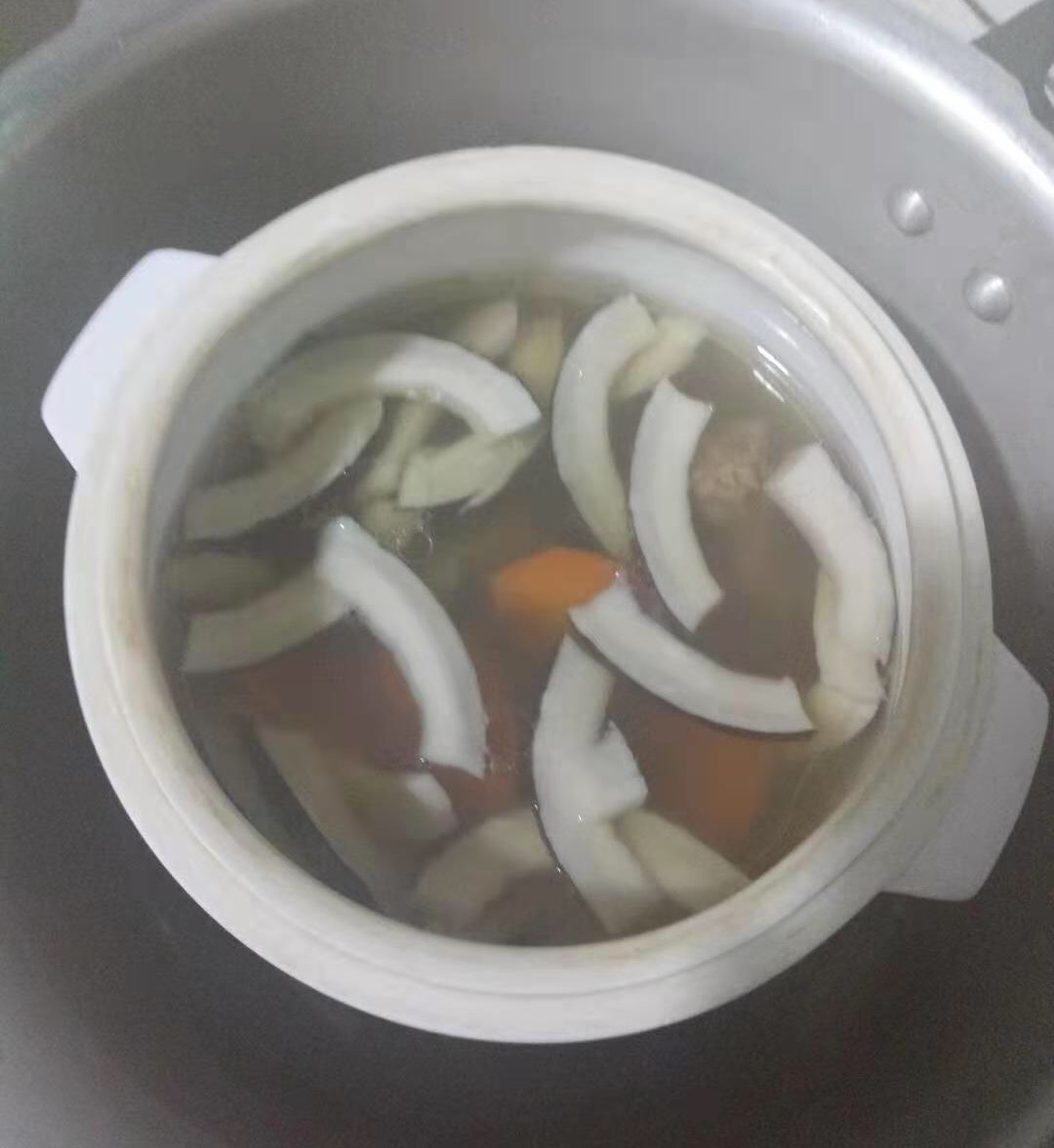 椰香味比椰子鸡更浓郁,更香醇的滋补,润燥大椰皇骨头汤