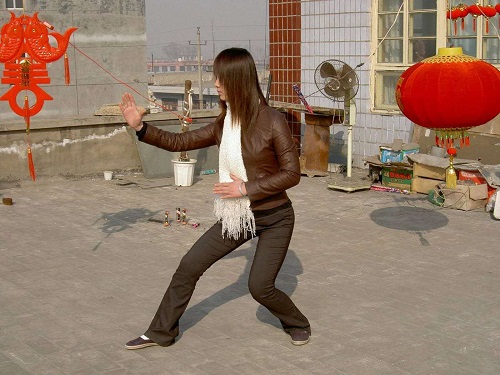 三体式站桩养生中身法能微调说明功夫开始上身,是日积月累的效果