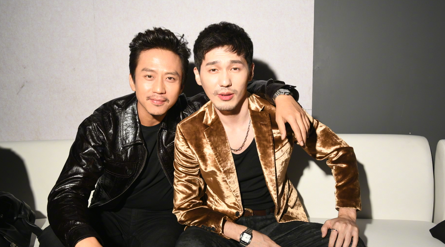 邓超白宇出席互动,两人晒出同款小胡子,对镜头做各种搞笑表情