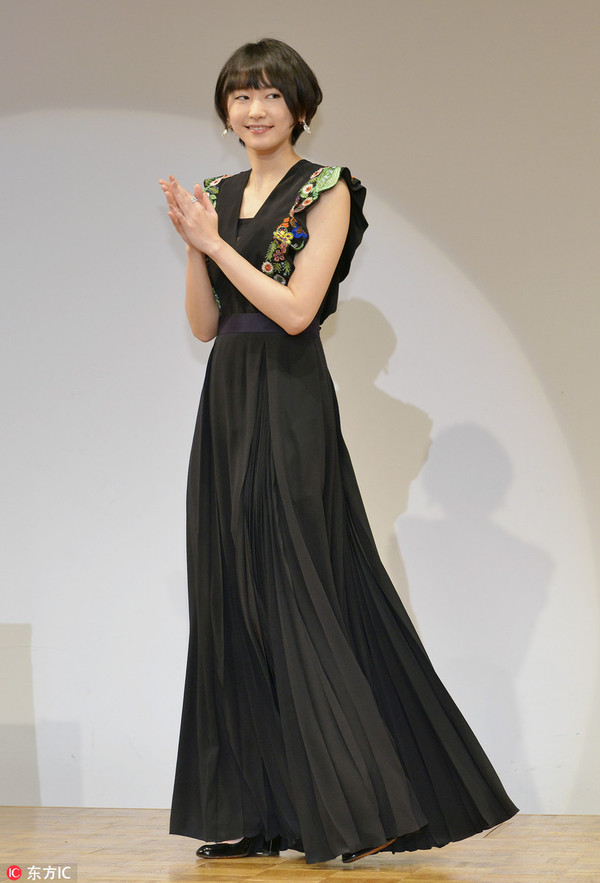 新垣结衣首夺影后简直美翻了