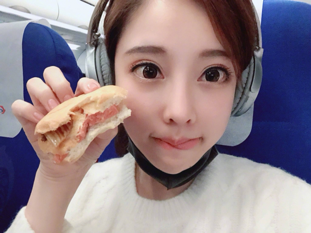 冯提莫飞机上吃自制汉堡,吐舌卖萌尽显可爱一面