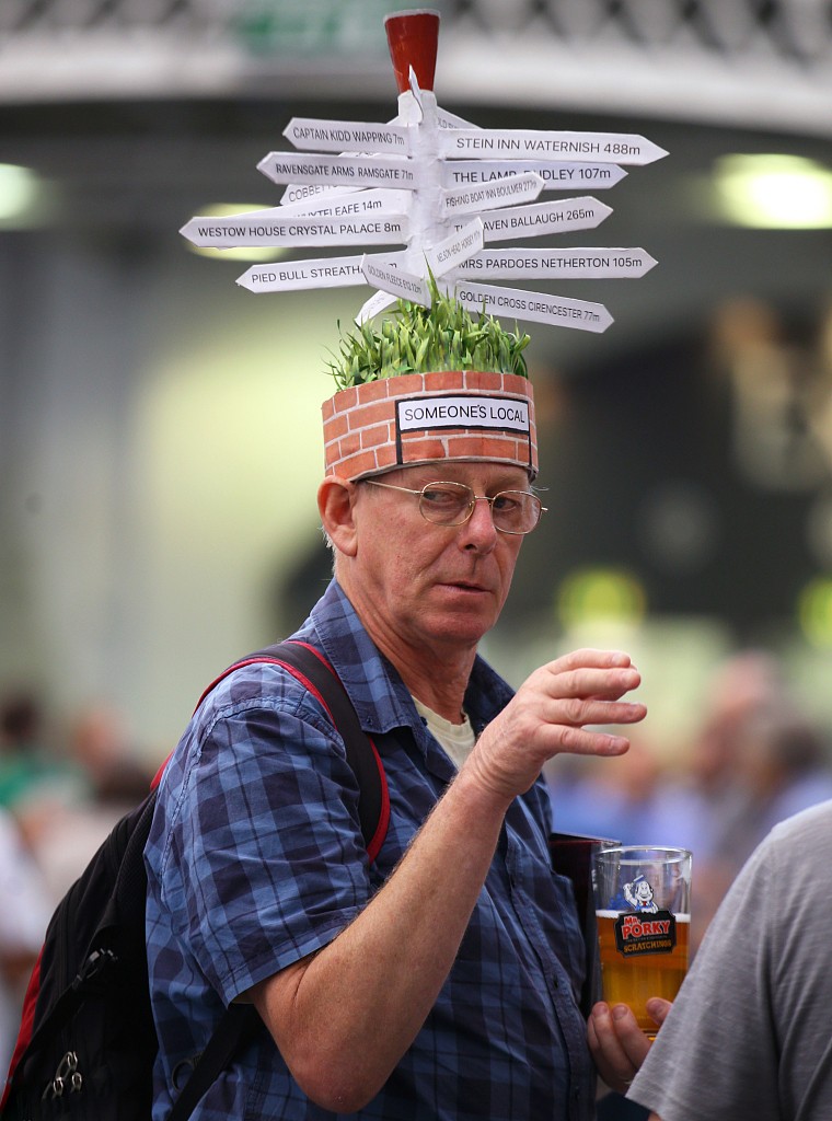 英国啤酒节狂欢持续 创意帽子赚足眼球