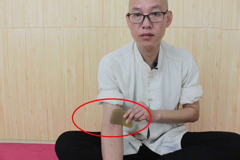 咽喉发痒,干咳,有痰,不要急,用1块板,刮肘窝,辅助作用很好