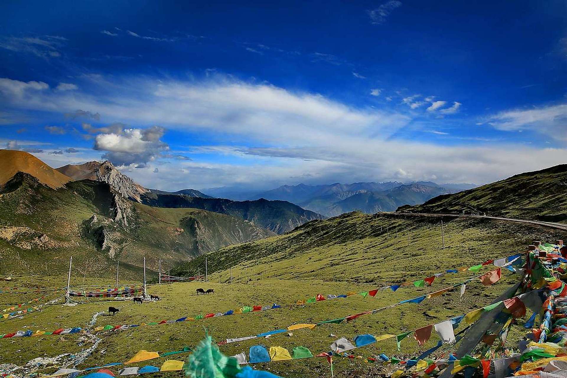 青海省西宁市与西藏自治区拉萨市之间,是青藏高原上的重要山脉之一,因