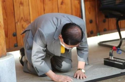 韩国"新天地教会"创始人跪地谢罪,大邱市长拒绝5800万元捐款