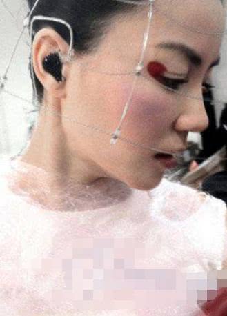 王菲酷爱个性眼妆,泛红眼妆迷人,流泪眼妆略带伤感!