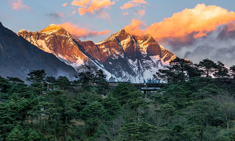 这张照片里的大山景色非常壮观,山势雄伟,真是太美了!