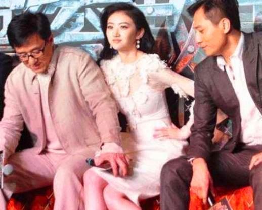 成龙和景甜亲密照爆出,两人关系让人惊讶不已,怪不得这么捧!