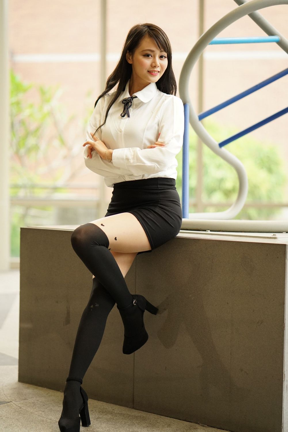 穿职业装的气质美女小姐姐,端庄秀丽,穿衣大方得体!