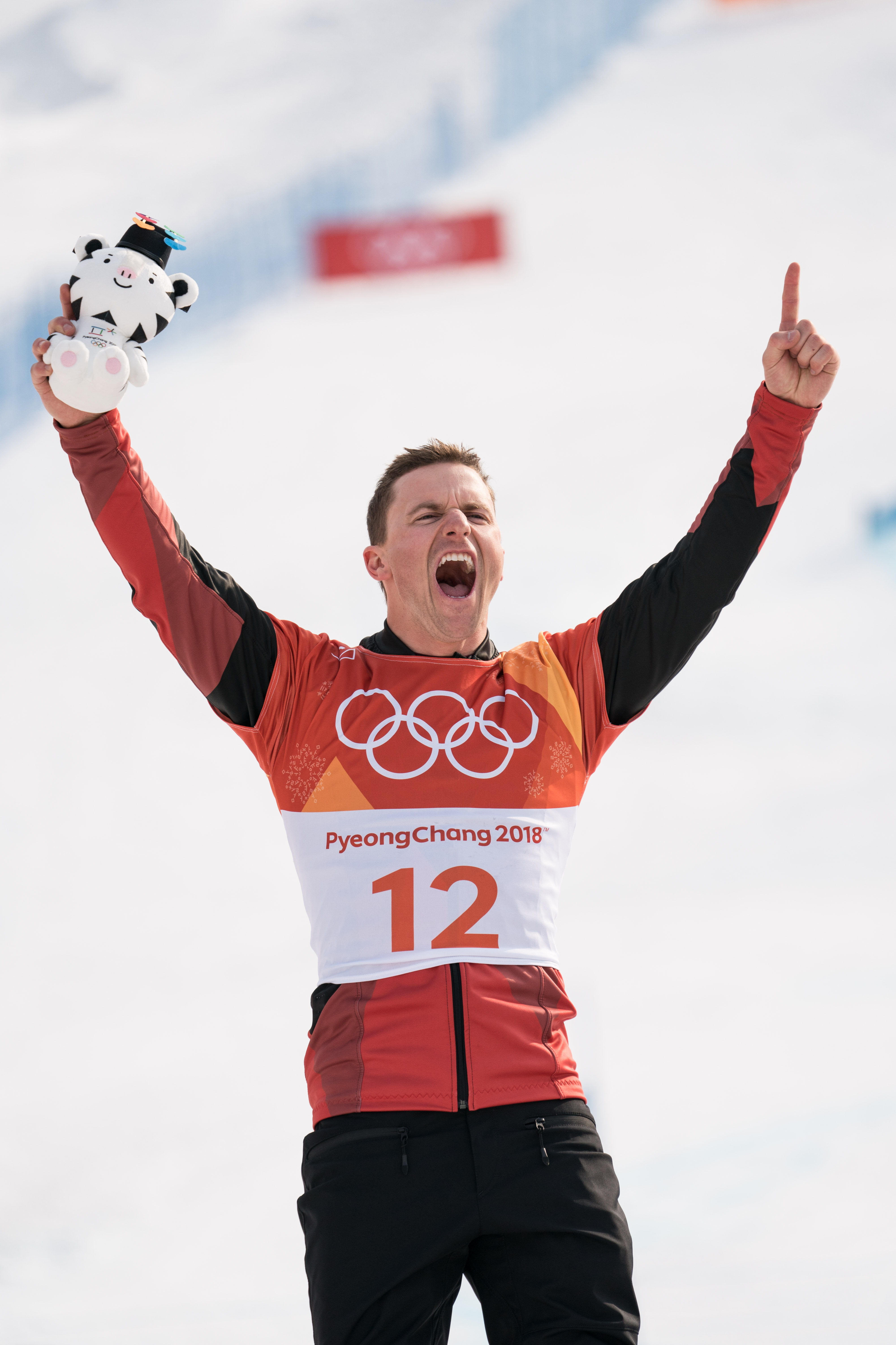 (冬奥会)(2)单板滑雪——男子平行大回转:瑞士选手夺冠