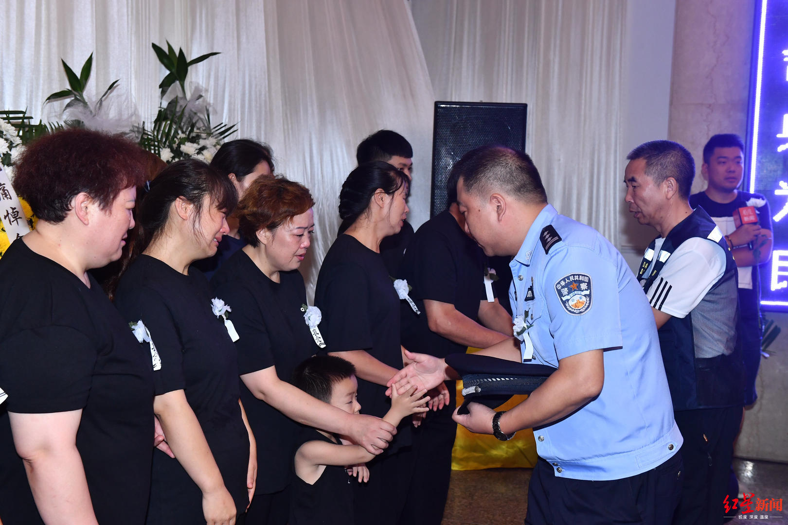 泪别抗洪救灾英雄李科周正良!家人安慰李科4岁儿子:爸爸休息一下