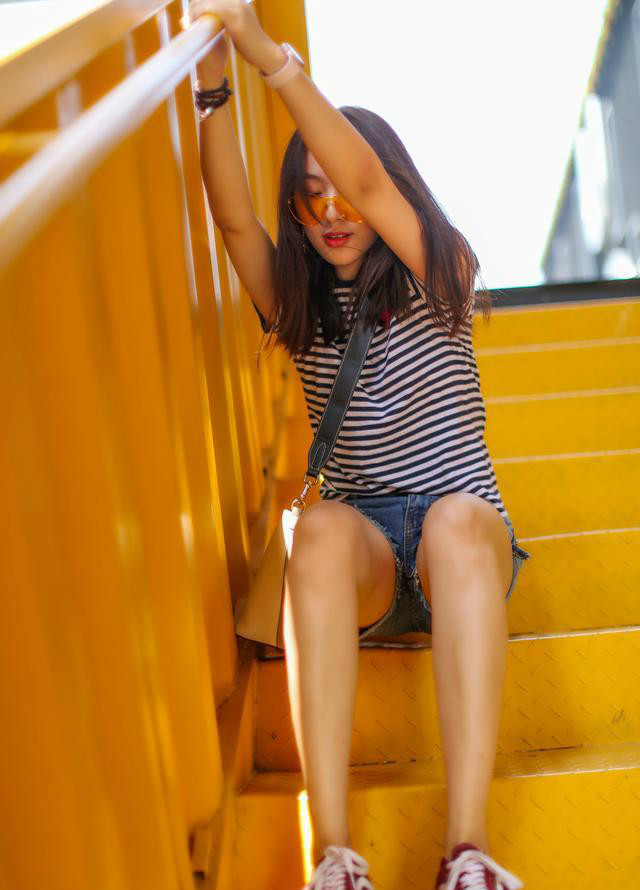 戴着墨镜活泼可爱个性张扬的阳光女孩